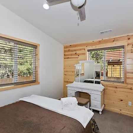 Stylish Elysian Big Bear Cabin W Enclosed Backyard Big Bear City Exterior photo